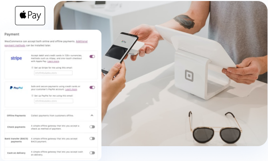 Person mit Handy in der Hand die etwas kauft