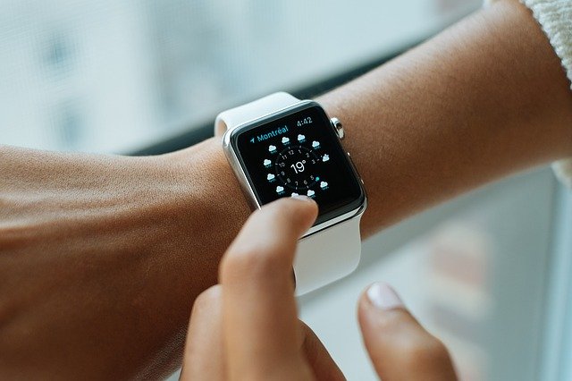smartwatch mit Wetterapp geöffnet